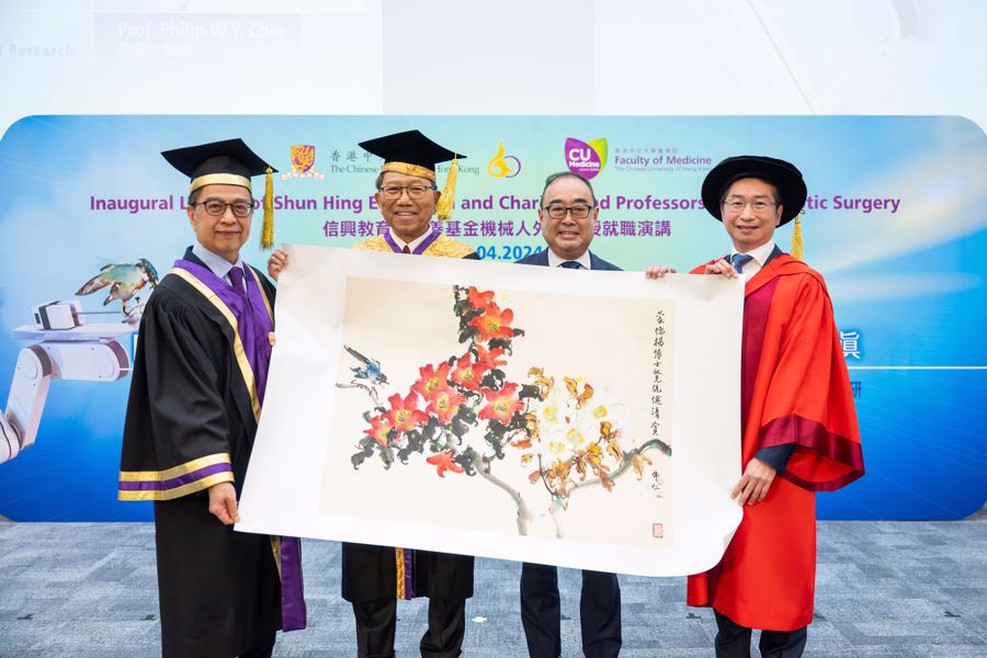 （右一）趙偉仁教授將親繪之畫作贈予（右二）信興教育及慈善基金主席蒙德揚博士，以答謝基金會的支持。